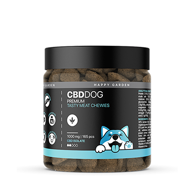 Egy CBDDOG Premium Tasty Meat Chewies feliratú üveg, a címkén egy rajzolt kutyával. A tégely barna kutyacsemegét tartalmaz, és az előlapra olyan részletek vannak nyomtatva, mint a CBD-tartalom (1000 mg) és a 165 darab.